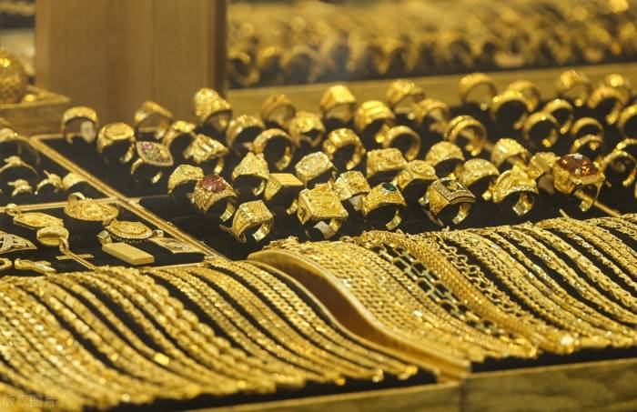 Gold Hits $2800: Drivers of 45-Year Rally