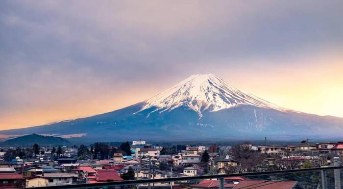 Japanese Stocks Boom Amid Yen Fall