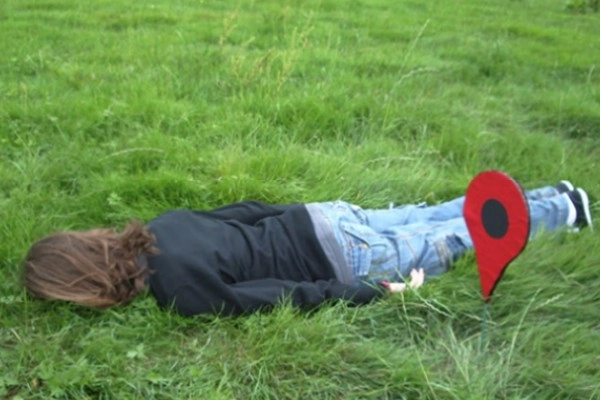 10 Wildest Wedding Traditions From Around the World(Kissing the Bride, guest Carpet)